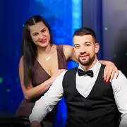 Décor oriental et croupier souriant